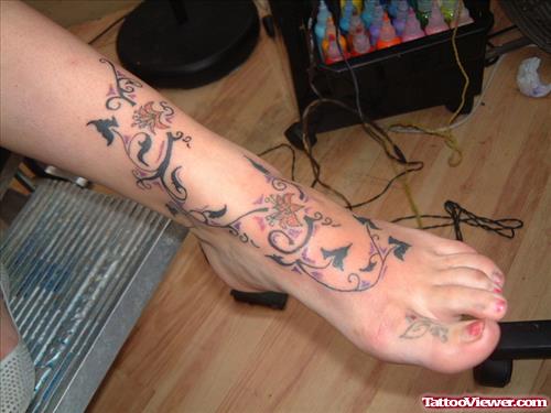 Girl With Beautiful Swirl Foot Tattoo