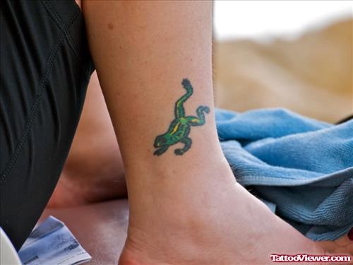 Frog Tattoo On Leg For College Girls