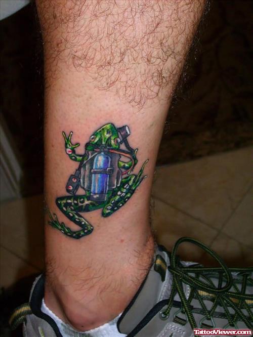 Frog Climbing On Leg Tattoo