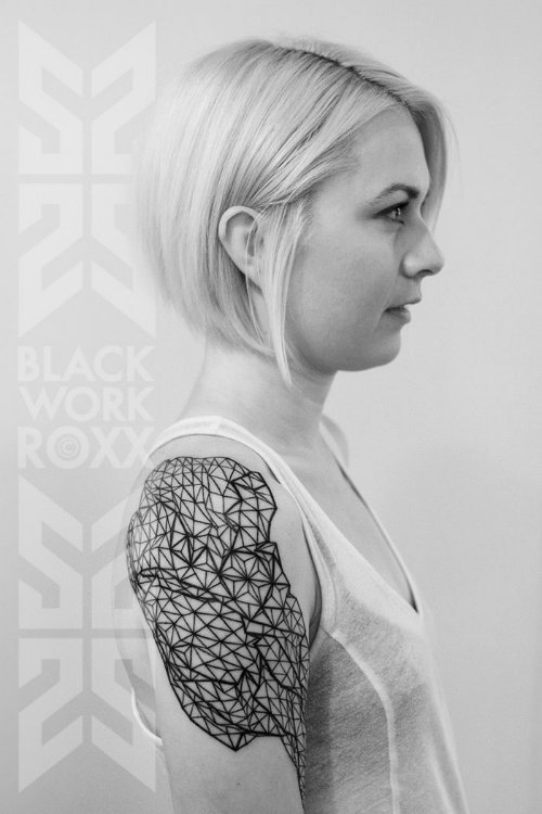 Black Ink Geometric Tattoo On Right Shoulder