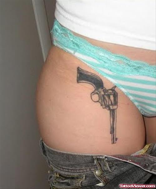 Amazing Grey Ink Gun Tattoo On Right Thigh