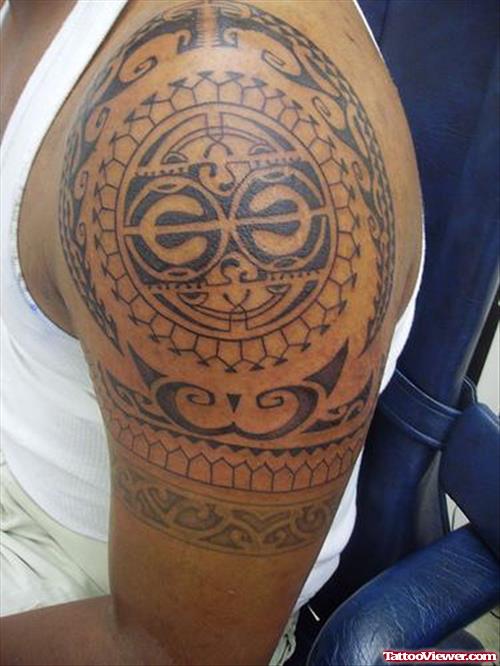 Attractive Hawaiian Tattoo On Man Left Shoulder
