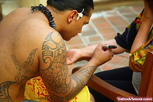 Hawaiian Tattoo On Man Right Sleeve