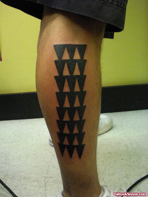 Black Ink Arrows Hawaiian Tattoo On Leg