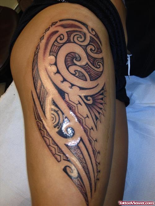 Grey Ink Tribal Hawaiian Tattoo On Right Thigh
