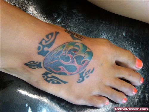 Color Ink Turtle Hawaiian Tattoo On Girl Right foot