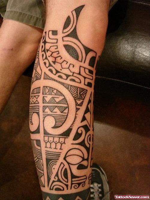 Black Ink Hawaiian Tattoo On Right leg