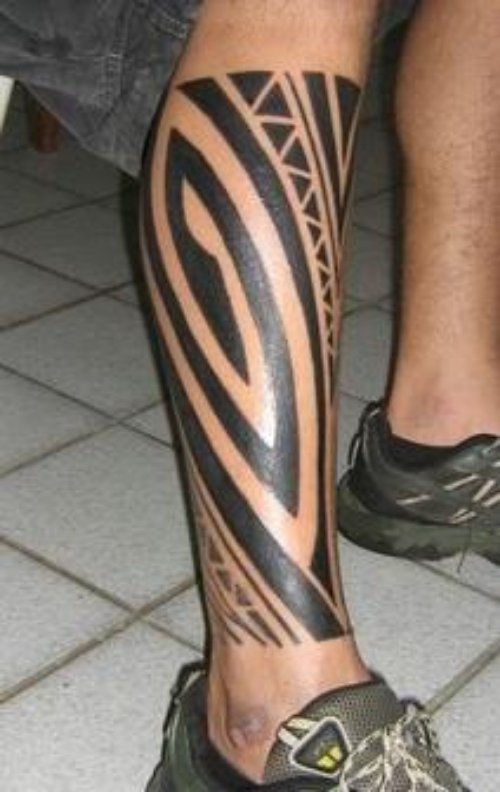 Black Ink Tribal Hawaiian Tattoo On Right Leg