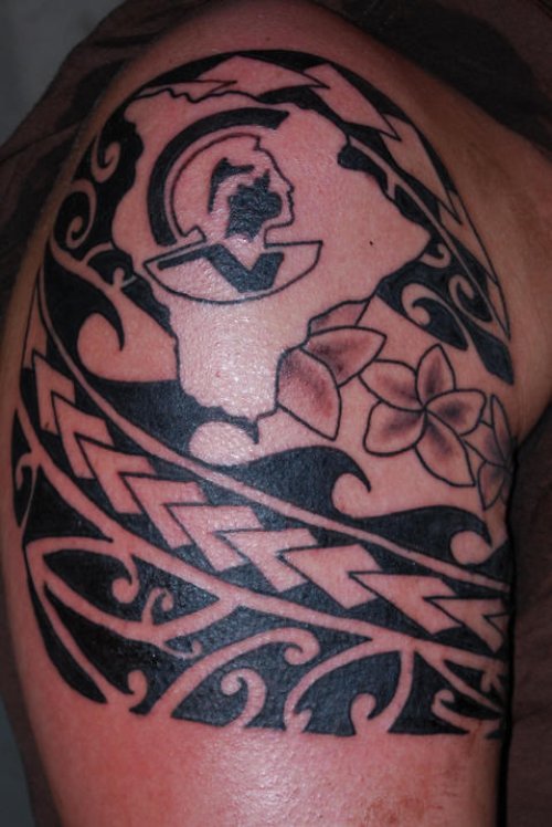 Awful Hawaiian Tattoo On Man Right Shoulder