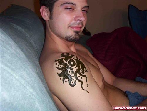Black Tribal Henna Tattoo On Right Shoulder