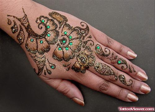 Awesome Henna Tattoo On Girl Left Hand