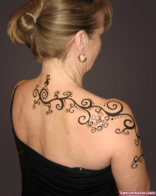 Wonderful Henna Tattoo On Girl Upperback