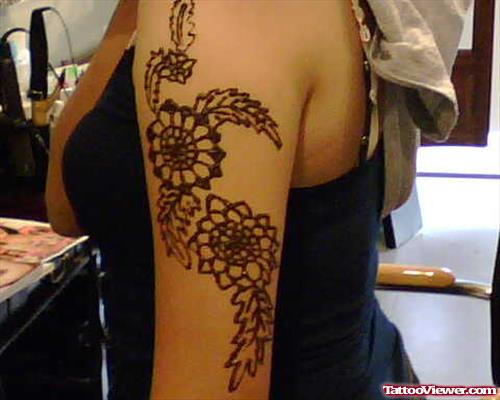 Henna Tattoo On Girl Left Half Sleeve