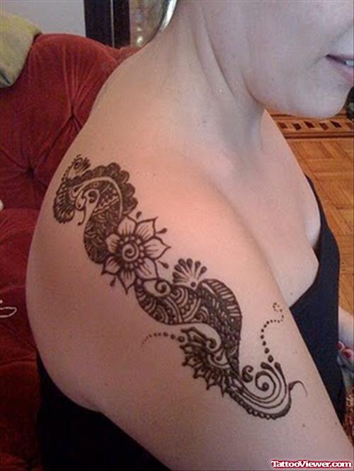 Henna Tattoo On Girl Right Shoulder