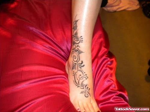 Cute Henna Tattoo on Right Foot