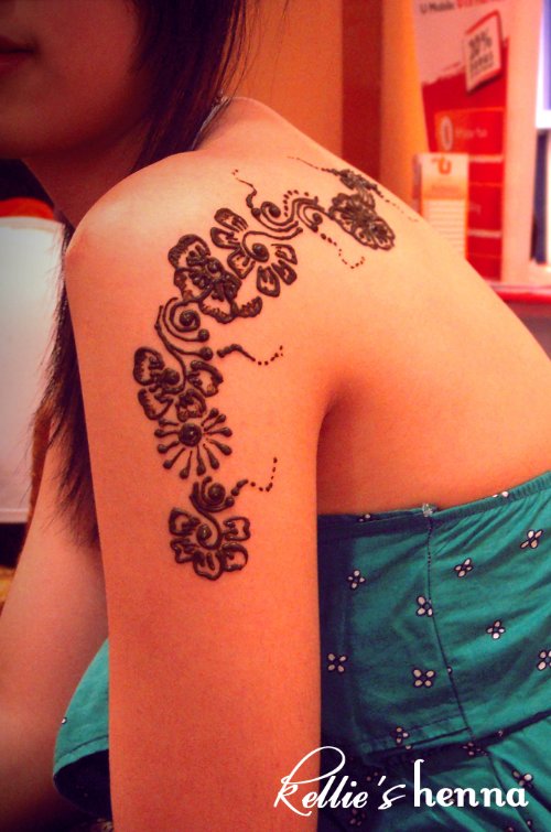Awesome Henna Tattoo On Girl Left Shoulder
