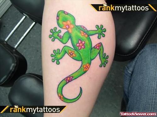 Green Lizard And Flowers Design In Tattoo