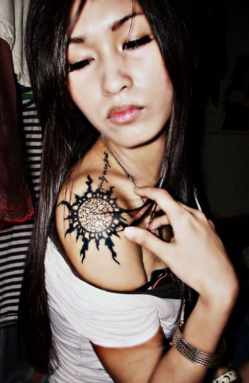 Girl Showing Her Mandala Tattoo On Right Shoulder