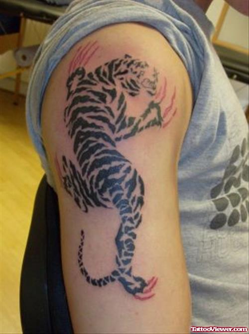 Amazing Tiger Tattoo On Right Bicep