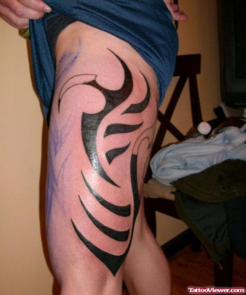 Black Ink Tribal Tattoo On Left Thigh
