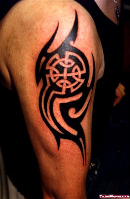 Black Ink Tribal Tattoo On Man Right Bicep