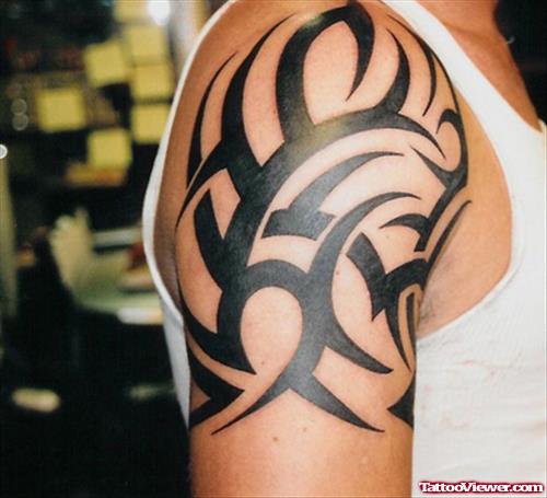 Black Ink Tribal Tattoo On Right Shoulder
