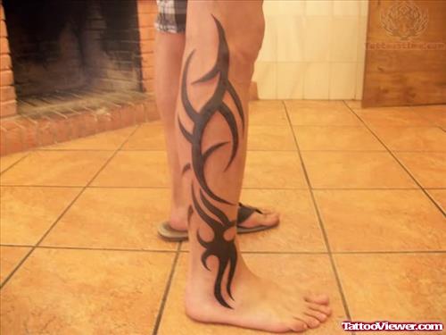 Tribal Tattoo On Men Right Leg