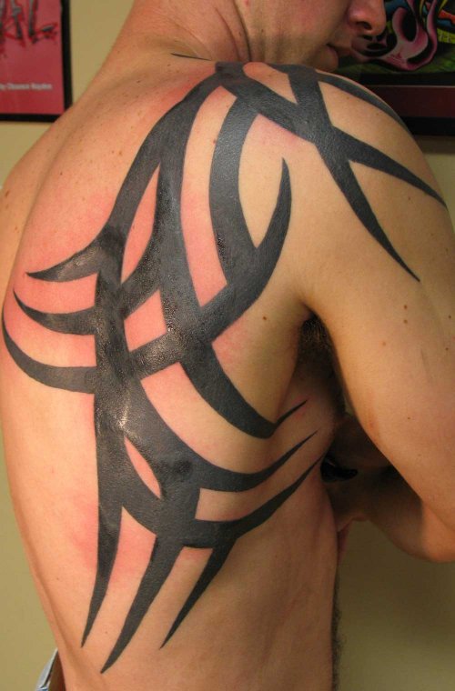 Awesome Black Ink Tribal Tattoo On Right Back Shoulder For Men