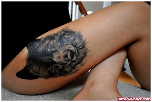Dark Ink Wolf Tattoo On Right Thigh