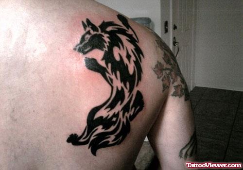 Black Ink Tribal Wolf Tattoo On Right Back shoulder