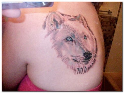 Beautiful Grey Ink Wolf Tattoo On Back Shoulder